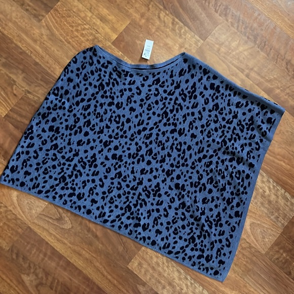 New Talbots M/L blue animal print poncho - Picture 10 of 13